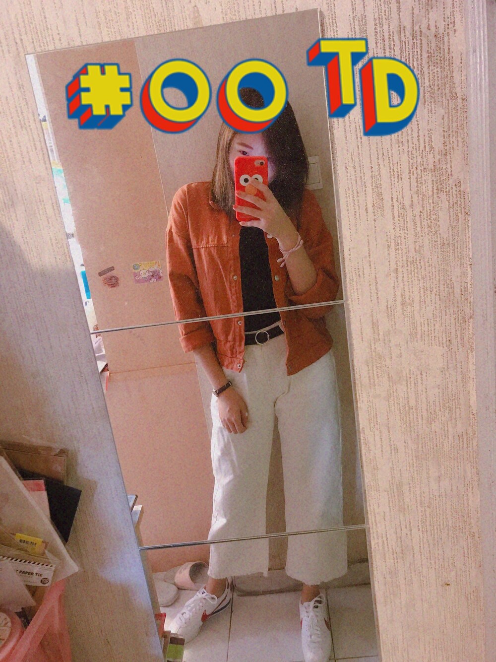 ブラック系のTシャツ/カットソー、ホワイト系のスニーカー、ホワイト系のデニムパンツを着用したレディースの秋コーディネートの1枚目の写真