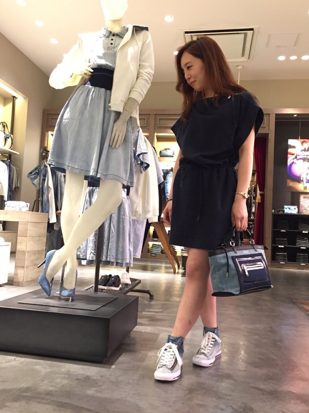 「オトナカジュアル、春、オトナ女子、Diesel、DIESEL(DIESEL)、スニーカー、デニム」｜「DIESELの00SWV40DAPE（ワンピース、ブルー系）」を使った、DIESEL＿tomomiさん（レディース・155cm）の春コーディネートの1枚目の写真