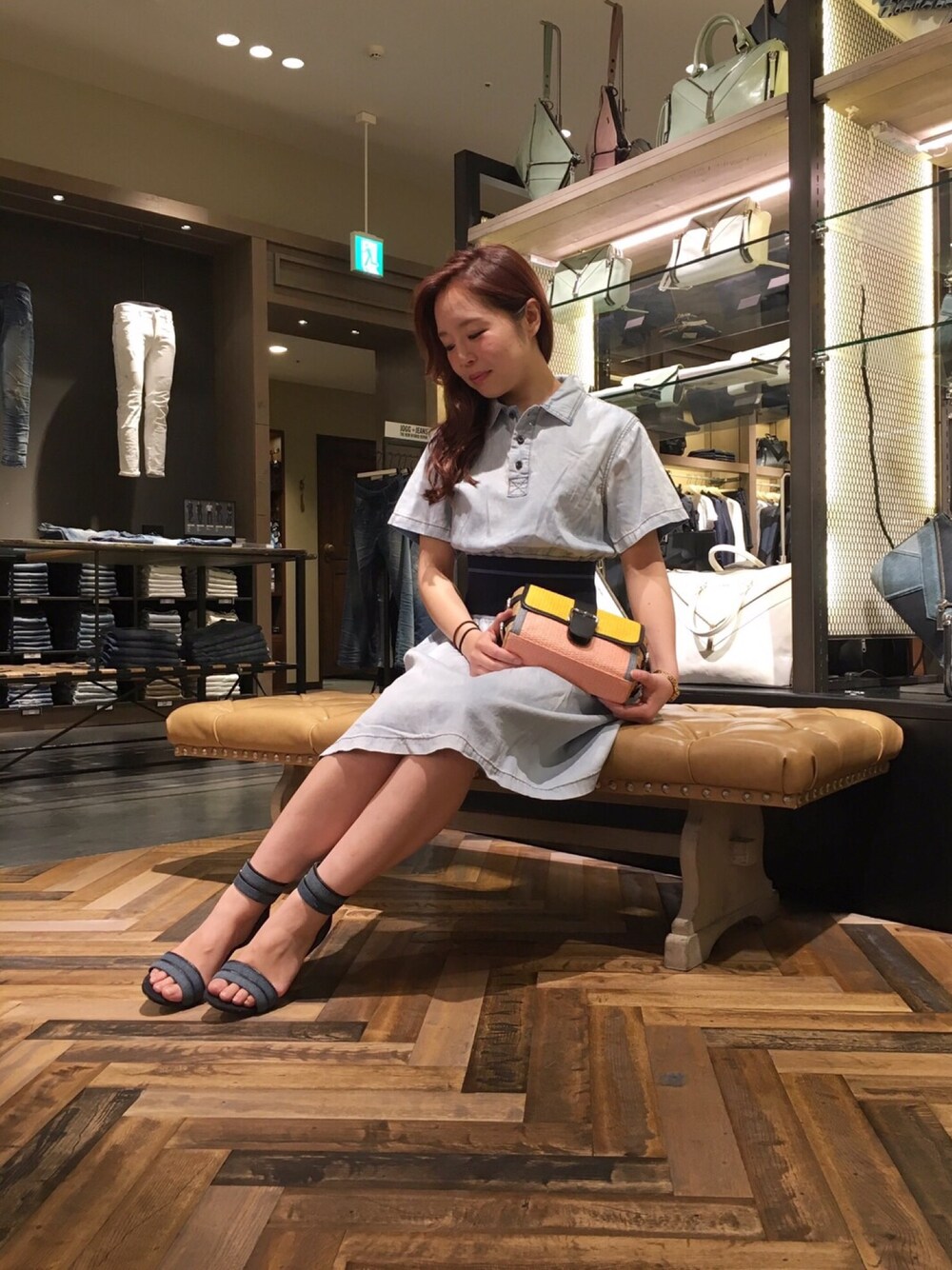 「はるコーデ、casual、オトナカジュアル、summer、デニム、デニムワンピース、ワンピース、Diesel、かごバッグ、カゴバック」｜「DIESELの00SY2F0PAPE（ワンピース、ブルー系）」を使った、DIESEL＿tomomiさん（レディース・155cm）の春コーディネートの1枚目の写真