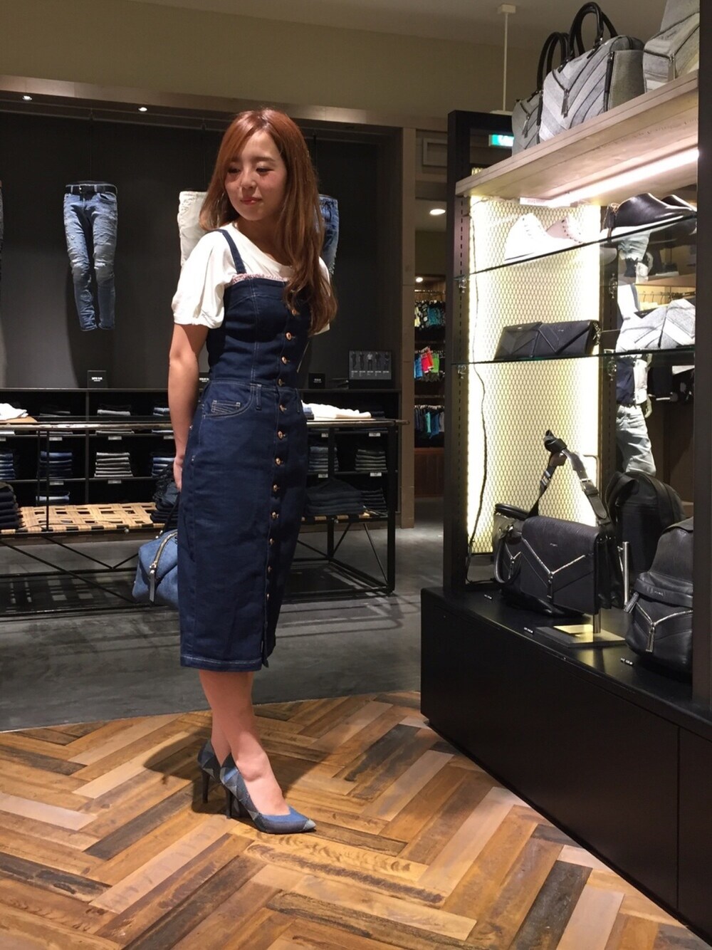 「Diesel、divercity、夏、カジュアル、大人カジュアル、デニム、ワンピース、デニムワンピース、オトナカジュアル、Tシャツ」｜「DIESELの00SZPB084IH（ワンピース、ブルー系）」を使った、DIESEL＿tomomiさん（レディース・155cm）の夏コーディネートの1枚目の写真