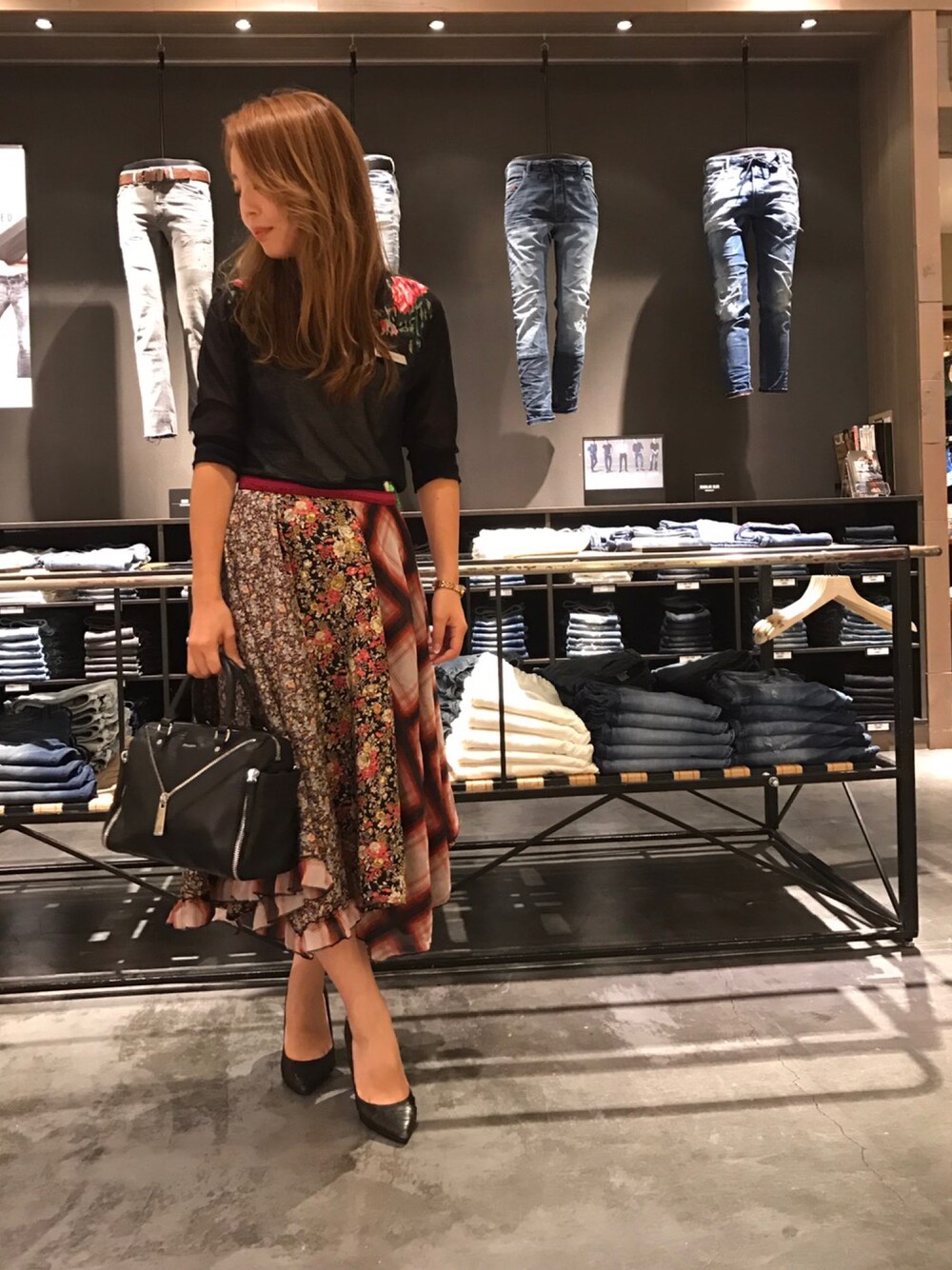 「夏、大人カジュアル、Diesel、ダイバーシティ、大人コーデ、スカート、花柄、花柄スカート」｜「DIESELの00S0KX0NAPV（ニット/セーター、ブラック系）」を使った、DIESEL＿tomomiさん（レディース・155cm）の夏コーディネートの1枚目の写真