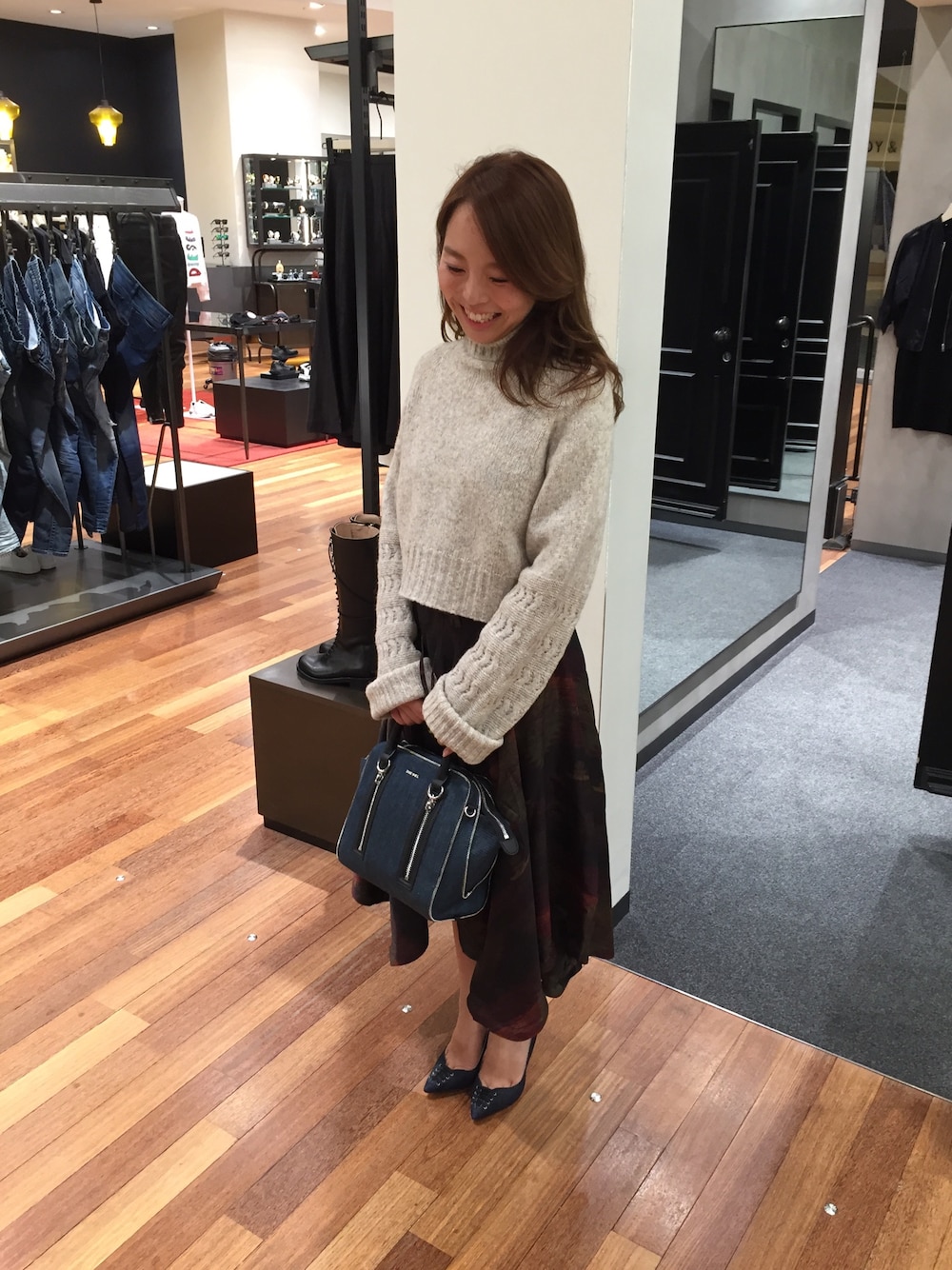 「秋のコーデ、Diesel、ニット、スカート、デニム、オトナ女子」｜「DIESELのアイテム（ニット/セーター、ベージュ系）」を使った、DIESEL＿tomomiさん（レディース・155cm）の秋コーディネートの1枚目の写真