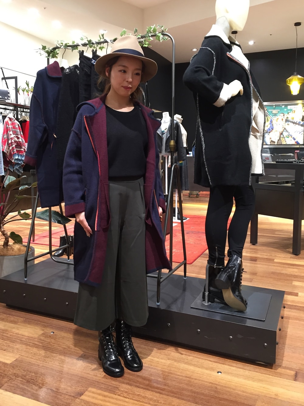 「wearhalloween2017、秋コーデ、Diesel、オトナカジュアル、パンツスタイル、カジュアルコーデ、ハット」｜「DIESELの00S2UR0BARF（その他アウター、ブルー系）」を使った、DIESEL＿tomomiさん（レディース・155cm）の秋コーディネートの1枚目の写真
