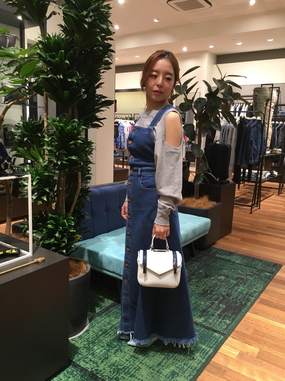 「カジュアルコーデ、大人カジュアル、はるコーデ、デニム、デニムワンピース、Diesel、オトナ女子」｜「DIESELの00SBJ00QATQ（スウェット、ブラック系）」を使った、DIESEL＿tomomiさん（レディース・155cm）の春コーディネートの1枚目の写真