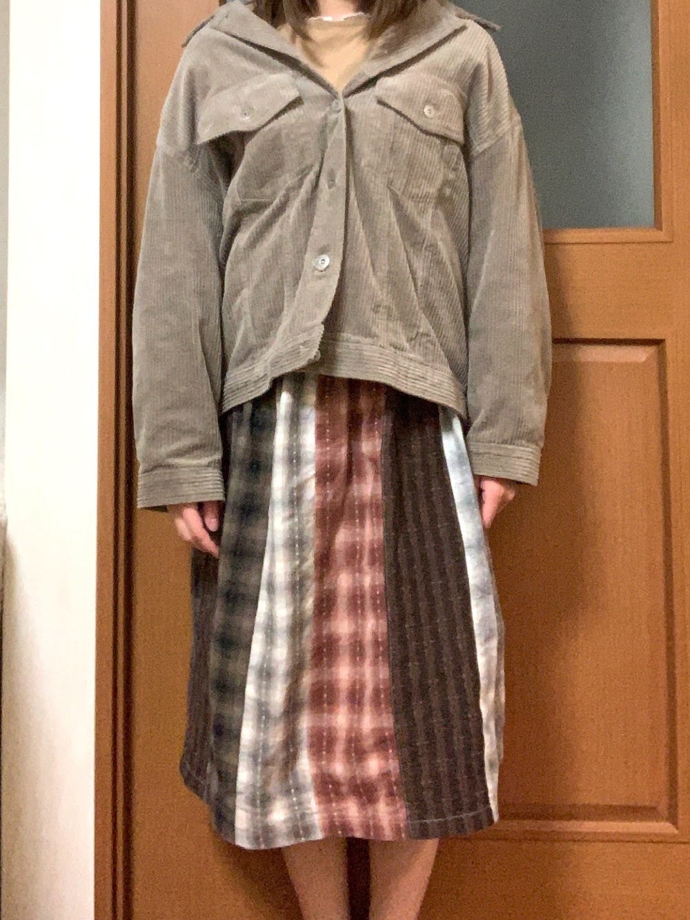 ブラウン系のジャケット/アウター、ベージュ系のTシャツ/カットソーを着用したレディースの春コーディネートの1枚目の写真