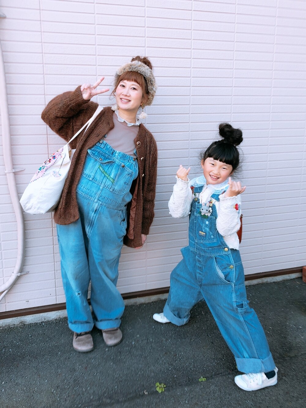 「カジュアルコーデ、古着、親子コーデ、お揃い、オーバーサイズ、妊婦、ママコーデ」｜「BIRKENSTOCKのMONTANA/モンタナ アンティークブラウン×アマルフィタン (MEN)（その他シューズ、ブラウン系）」を使った、mippoさん（キッズ・123cm）の冬コーディネートの1枚目の写真