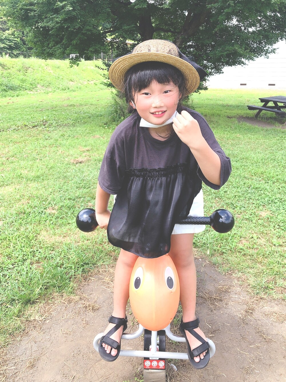 「カンカン帽、モノトーン、キュロット、ブラック、デニムパンツ、白デニム、こどもコーデ」｜「GUのGIRLSウエストリボンショートパンツ（パンツ、ホワイト系）」を使った、mippoさん（キッズ・131cm）の夏コーディネートの1枚目の写真