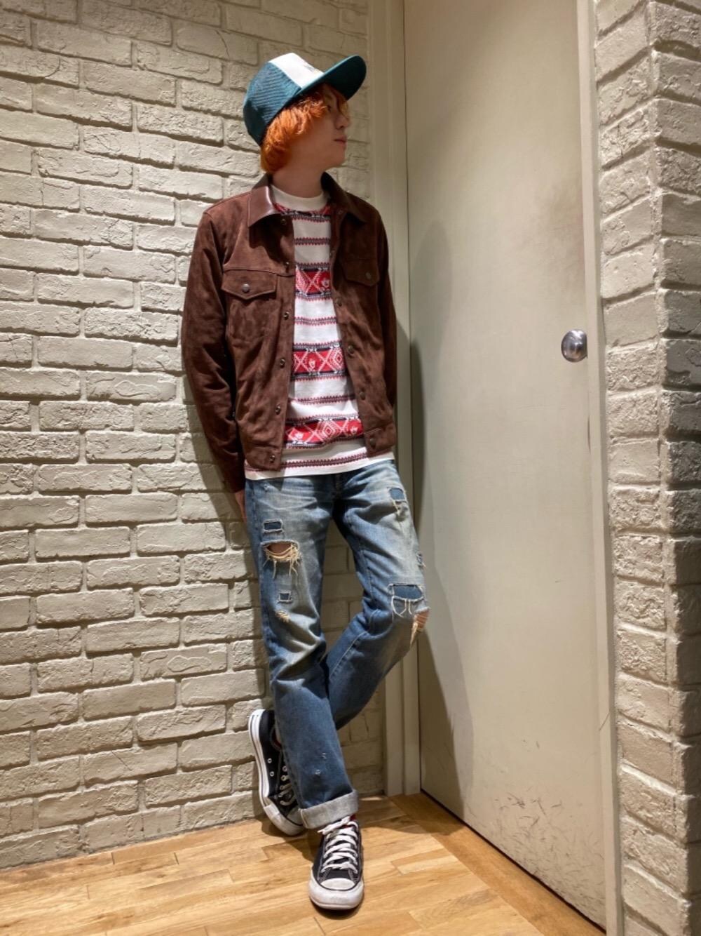 ブルー系のデニムパンツ、ホワイト系のTシャツ/カットソー、ブラウン系のデニムジャケットを着用したメンズの秋コーディネートの1枚目の写真