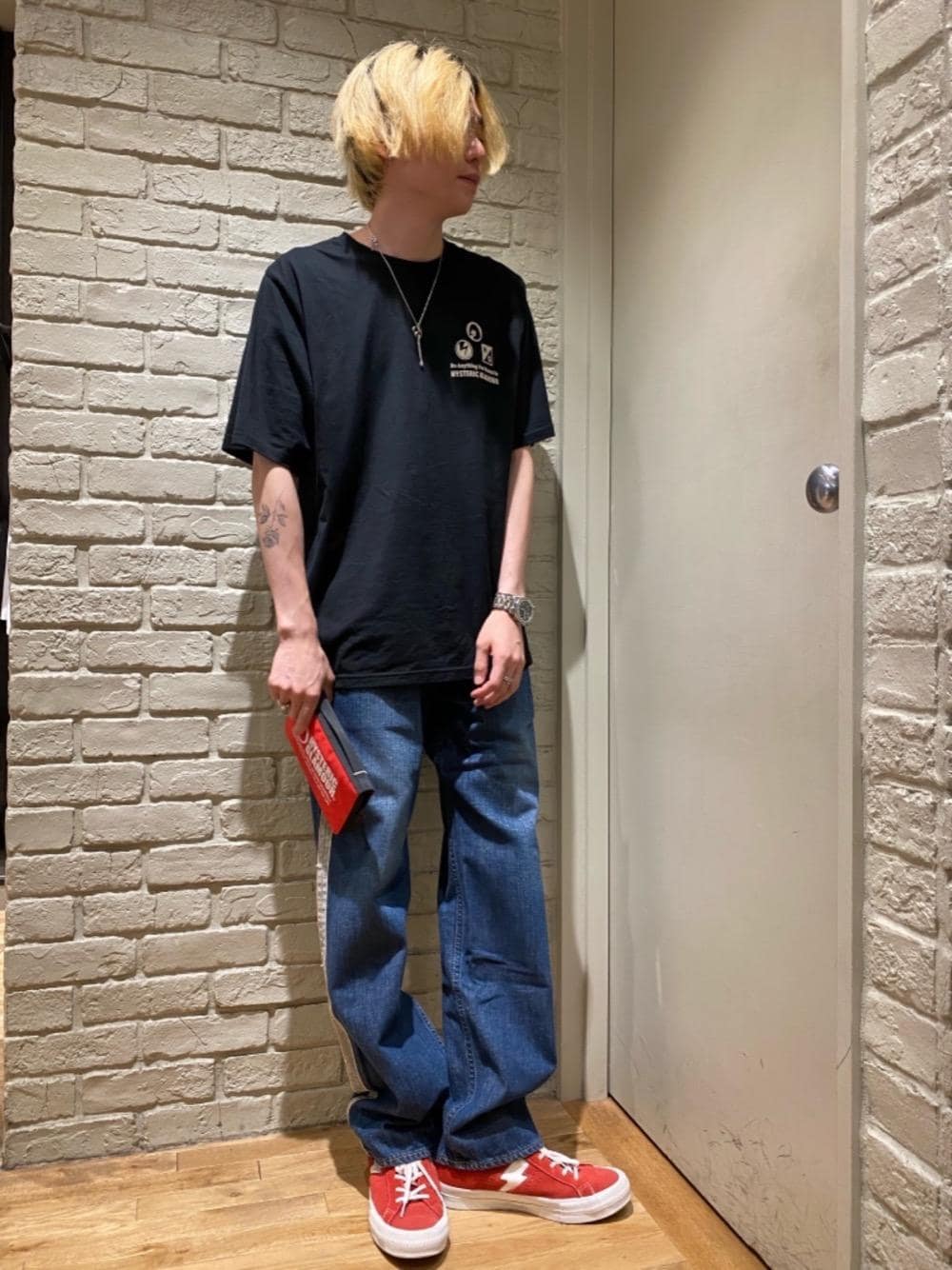 「スニーカー、デニム、Tシャツ、Hysteric Glamour、カジュアルコーデ、ヒステリックグラマー」｜「HYSTERIC GLAMOURのCLASSIC ハイカットスニーカー（スニーカー、レッド系）」を使った、Mitsuさん（メンズ・170cm）の夏コーディネートの1枚目の写真