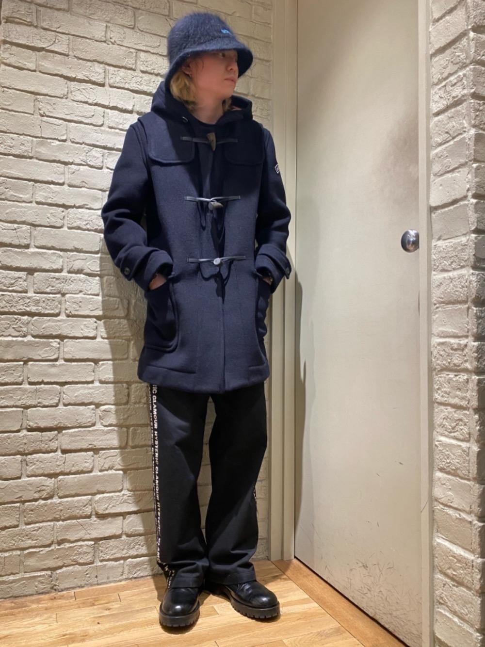 ブラック系のその他パンツ、ブルー系のダッフルコート、ブラック系のハットを着用したメンズの冬コーディネートの1枚目の写真