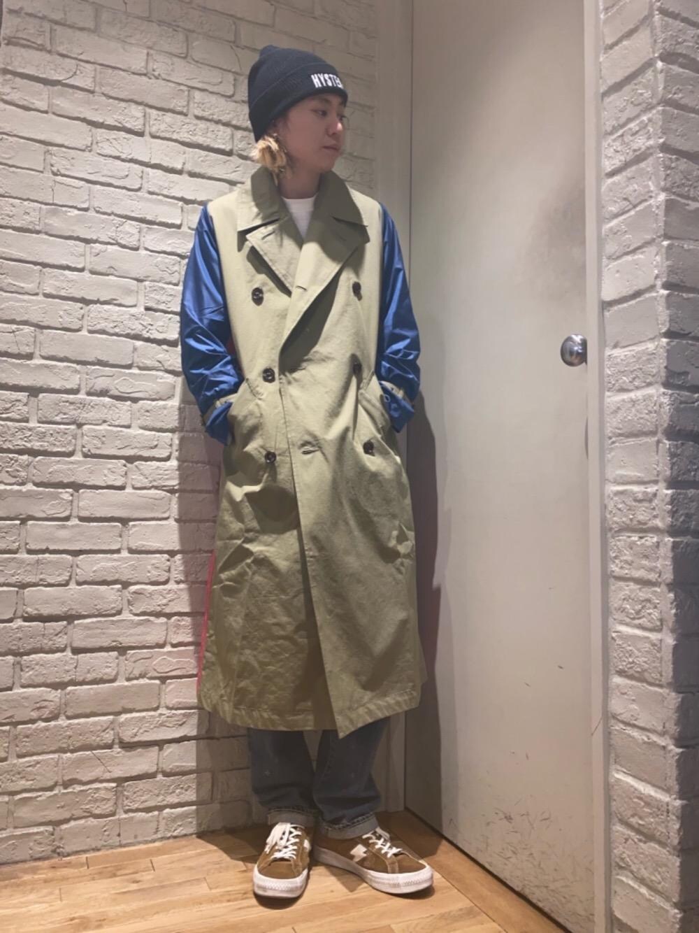 「Hysteric Glamour、ヒステリックグラマー」｜「HYSTERIC GLAMOURのカスタムオーバーサイズトレンチコート（トレンチコート、グリーン系）」を使った、Mitsuさん（メンズ・170cm）の冬コーディネートの1枚目の写真