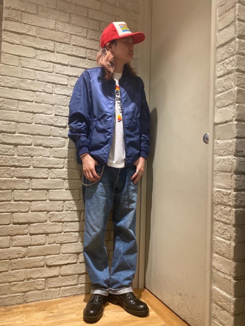 「ライトアウター、カジュアルコーデ、ヒステリックグラマー、秋コーデ、でにむ、hysteric glamour、Ｔシャツ」｜「HYSTERIC GLAMOURのCAPTAIN HYSTERIC メッシュキャップ（キャップ、レッド系）」を使った、Mitsuさん（メンズ・170cm）の秋コーディネートの1枚目の写真