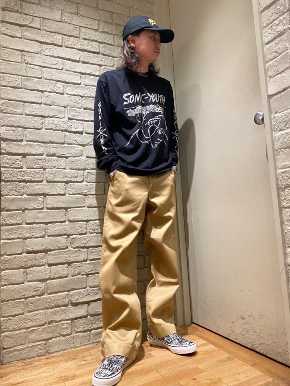 「カジュアルコーデ、ヒステリックグラマー、ロンt、hysteric glamour、ワイドぱんつ」｜「HYSTERIC GLAMOURのチノパン（チノパンツ、ベージュ系）」を使った、Mitsuさん（メンズ・170cm）の秋コーディネートの1枚目の写真