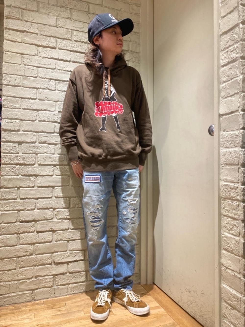 「スニーカー、パーカー、カジュアルコーデ、ヒステリックグラマー、でにむ、きゃっぷ、hysteric glamour」｜「HYSTERIC GLAMOURのダイナミックパッチリメイクストレートデニムパンツ（デニムパンツ、ブルー系）」を使った、Mitsuさん（メンズ・170cm）の冬コーディネートの1枚目の写真