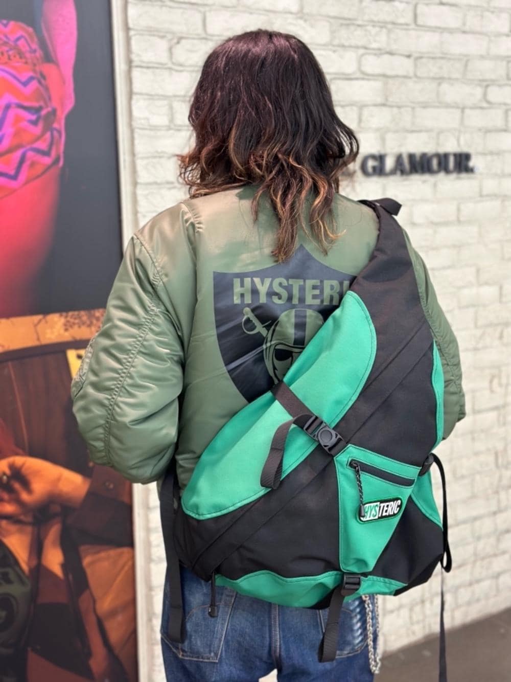 グリーン系のバックパック/リュック、グリーン系のブルゾン、シルバー系のウォレットチェーンを着用したメンズの冬コーディネートの1枚目の写真