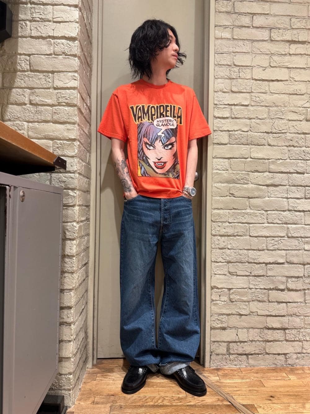 専用【人気コラボ】VAMPIRELLA/CAUGHT DEMONS Tシャツ VAMPIRELLA/CAUGHT DEMONS Tシャツを使ったショップスタッフの