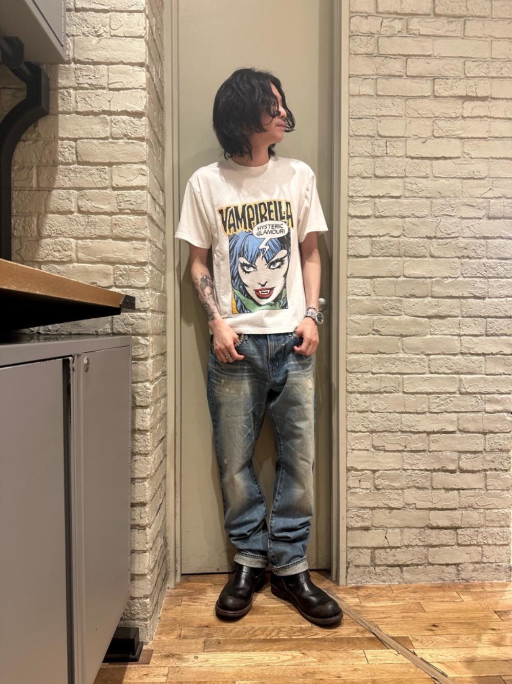 VAMPIRELLA/CAUGHT DEMONS Tシャツを使ったショップスタッフの