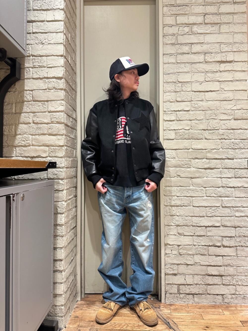 ブラック系のニット/セーター、ブラック系のキャップを着用したメンズの冬コーディネートの1枚目の写真