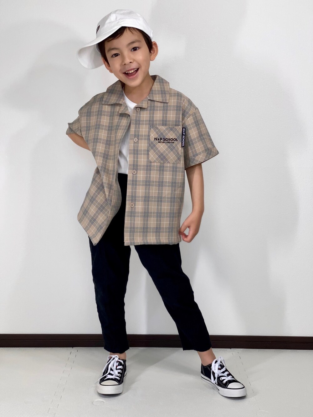 「キッズコーデ、おうちファッション、カジュアル、シンプル、ゆるコーデ、おとこのこ、kids、おしゃれさんと繋がりたい、小学生、スニーカーコーデ」｜「Birthdayのアイテム（シャツ/ブラウス、ベージュ系）」を使った、RYUGAさん（キッズ・120cm）の春コーディネートの1枚目の写真