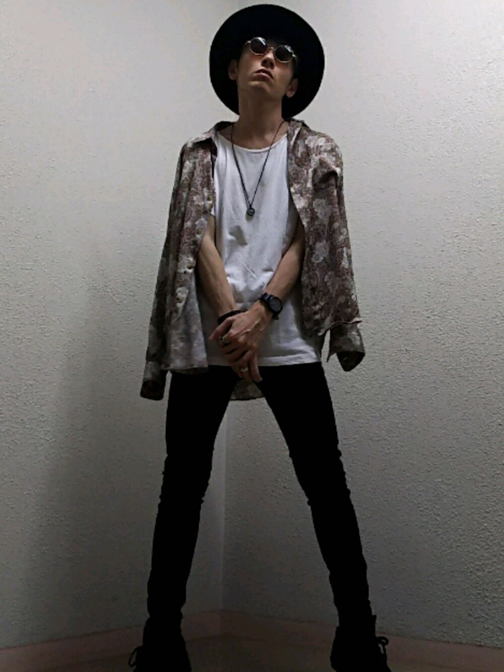 「古着、古着MIX、シャツスタイル、シャツ、柄シャツ、ハット、丸サングラス、サングラス、ユニクロ、MHL.」｜「UNIQLOのウルトラストレッチスキニーフィットジーンズ（デニムパンツ、ブラック系）」を使った、小林 想さん（メンズ・172cm）の春コーディネートの1枚目の写真