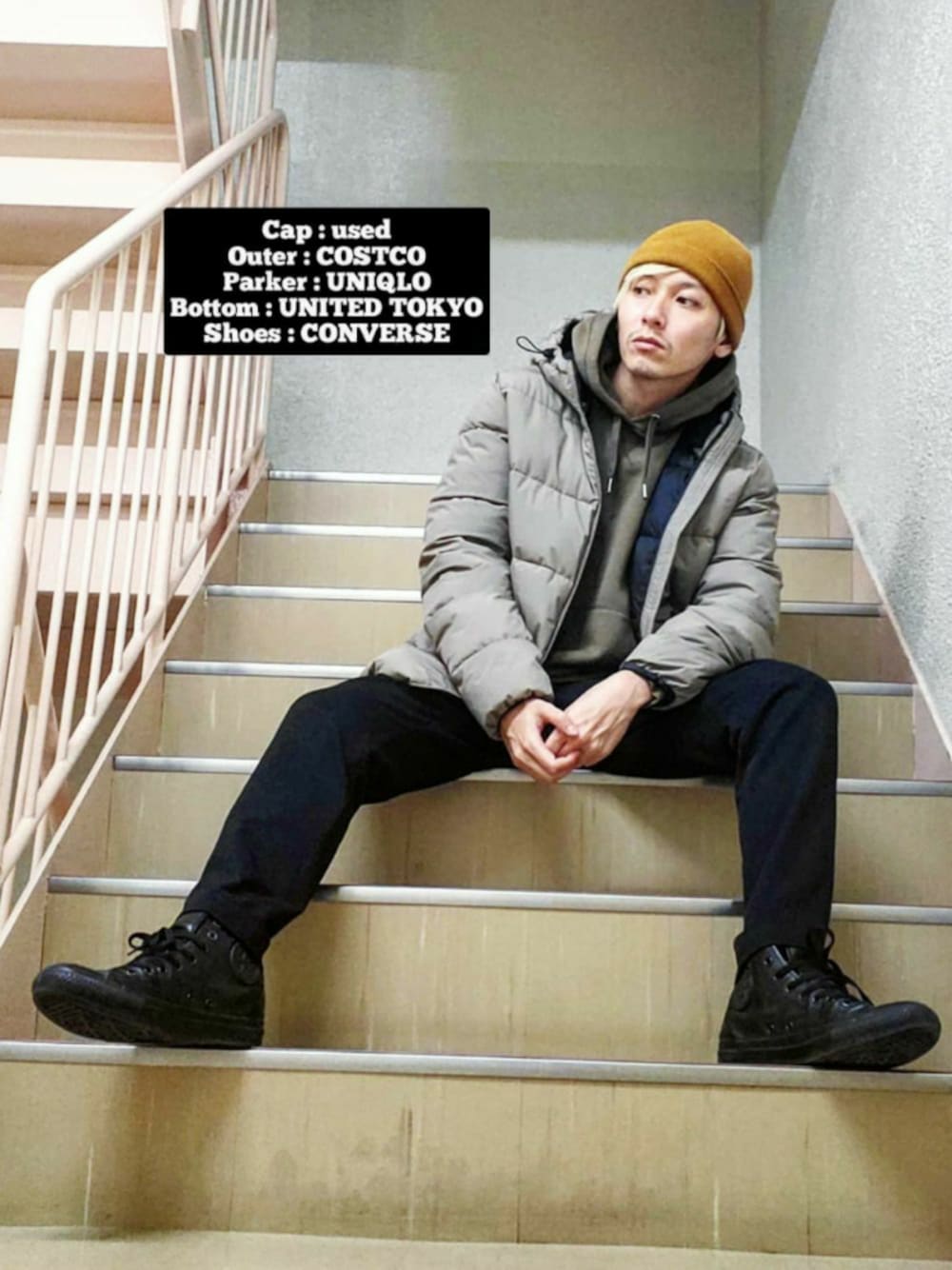 「ダウンジャケット、コストコ、ユニクロ、UNIQLO、冬コーデ、ニット帽、黒パンツ、パーカー、プチプラ、プチプラコーデ」｜「UNITED TOKYOのサイドシームレススラックス（スラックス、ブラック系）」を使った、小林 想さん（メンズ・172cm）の冬コーディネートの1枚目の写真