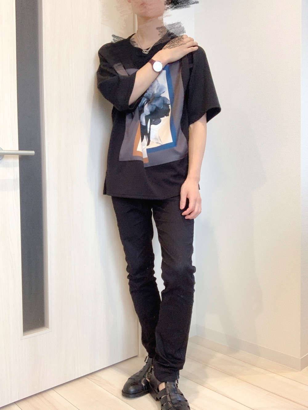 「シンプル、今日のコーデ、デニムパンツ、ビッグシルエット、黒スキニー、黒コーデ」｜「UNIQLOのWOMEN ウルトラストレッチハイライズアンクルジーンズ（デニムパンツ、ブラック系）」を使った、cocoさん（メンズ・170cm）の秋コーディネートの1枚目の写真