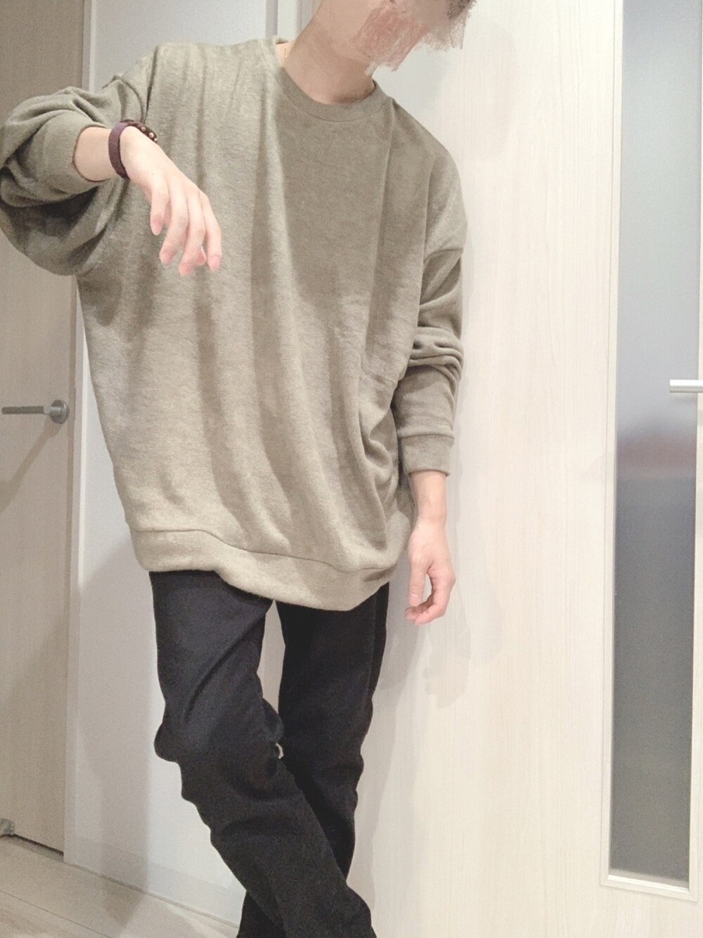 「秋のコーデ、今日のコーデ、ビッグシルエット、リラックススタイル、秋服、デニム、ニット、カーキ、LILL、秋のマイ旬スタイル」｜「LILLのビッグドルマンソフトタッチスモーキーカラーニットソー（ニット/セーター、ベージュ系）」を使った、cocoさん（メンズ・169cm）の秋コーディネートの1枚目の写真