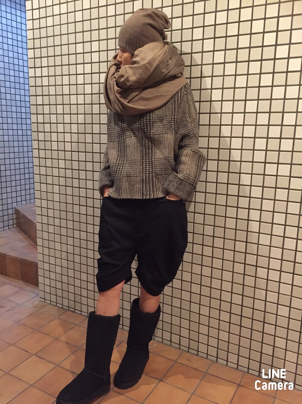 ブラック系のブーツ、ブラック系のその他パンツ、その他のニット/セーターを着用したレディースの冬コーディネートの1枚目の写真