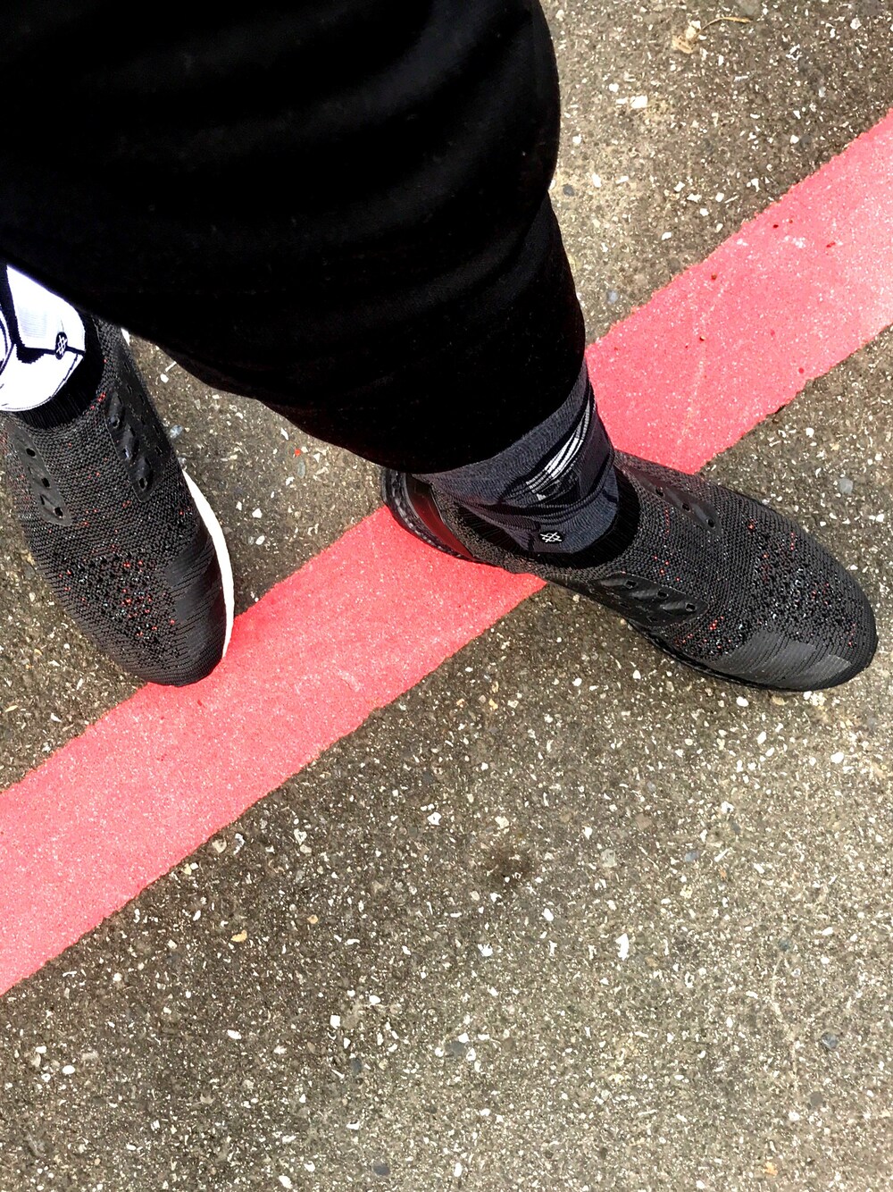 「adidasのアイテム（スニーカー、ブラック系）」を使った、JOSH@ITLさん（メンズ・171cm）の秋コーディネートの1枚目の写真