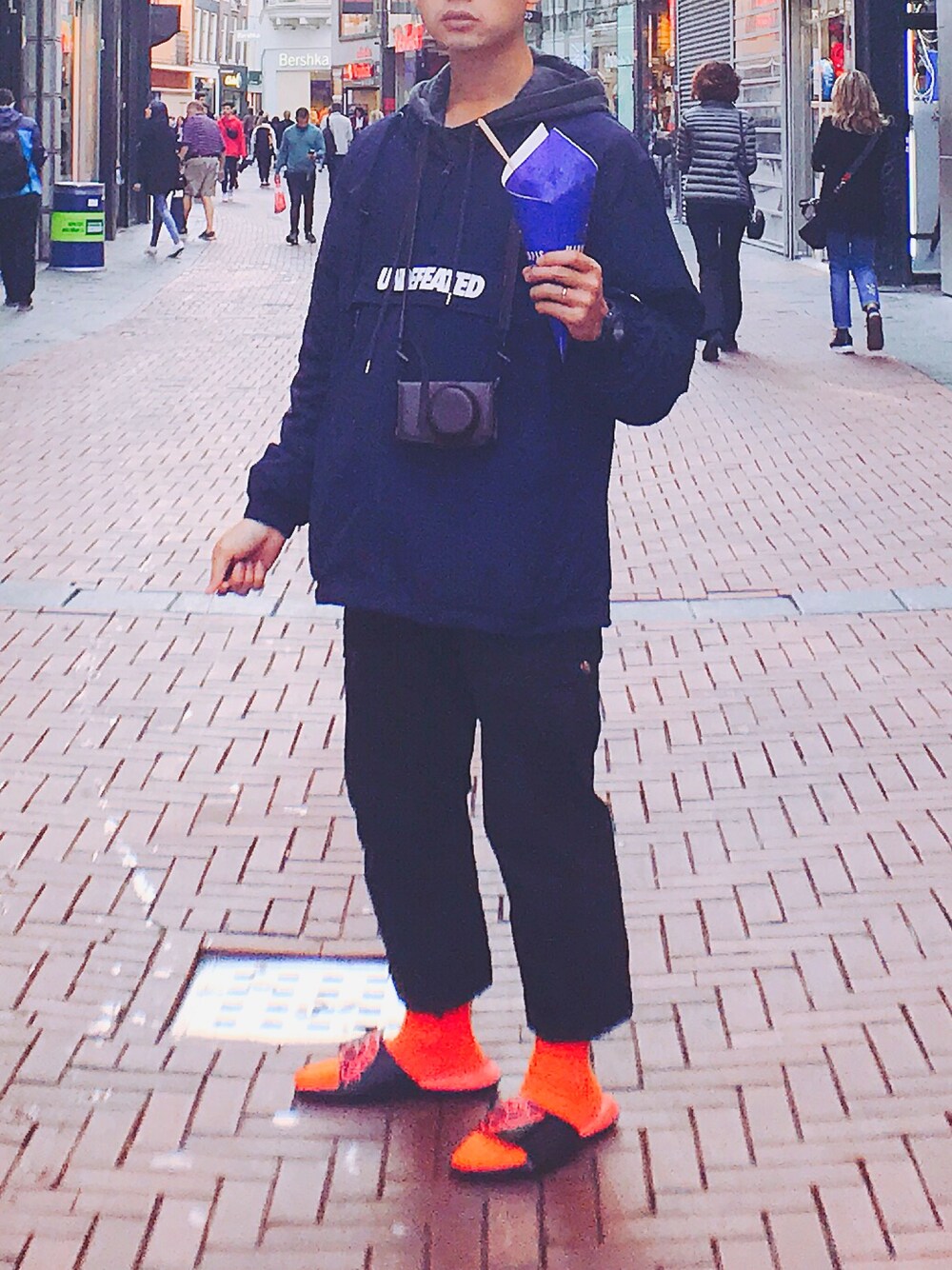 「Amsterdam」｜「UNDEFEATED のアイテム（パーカー、ブルー系）」を使った、JOSH@ITLさん（メンズ・171cm）の秋コーディネートの1枚目の写真