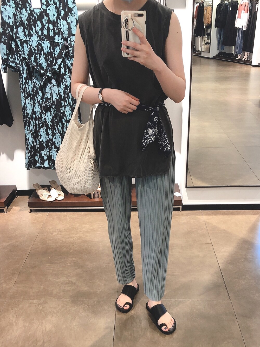 「ootd、LOWLYS FARM、JEANASiS、chaopanic typy、GLOBAL WORK、無印良品、SKAGEN、simple、休日スタイル」｜「LOWRYS FARMのピグメントラウンドヘムノースリーブ　892691（Tシャツ/カットソー、グレー系）」を使った、ﾁｯﾁさん（レディース・165cm）の秋コーディネートの1枚目の写真