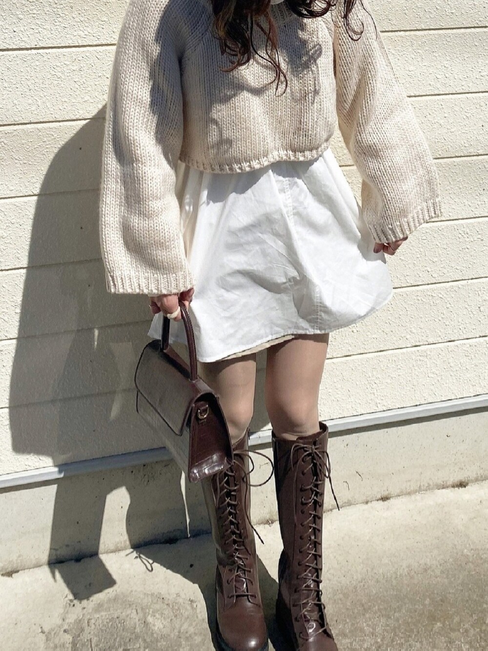 「春コーデ、ワンピース、チュニック、ショート丈トップス、ボリューム袖、おしゃれさんと繋がりたい、いいね、save、フォローお願いします🤑、消えそうな色コーデ、淡色コーデ、ロングブーツ」｜「Chicoのバックリボンショート丈ニット×チュニックブラウス（ニット/セーター、ベージュ系）」を使った、manaさん（レディース・159cm）の春コーディネートの1枚目の写真