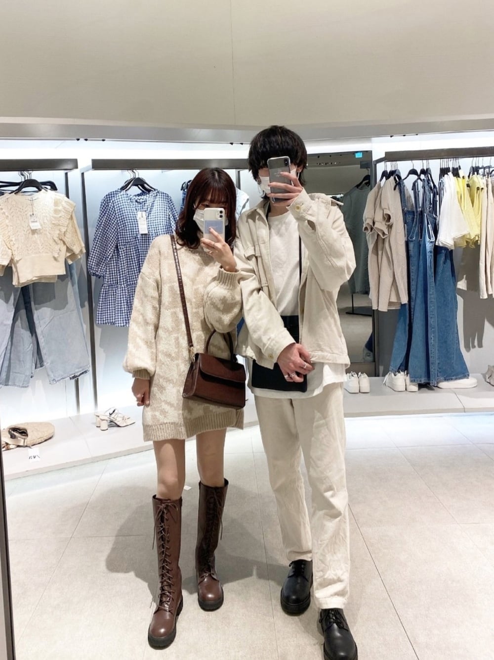 「カップル、カップルコーデ、シミラールック、セットアップ、淡色コーデ、消えそうな色コーデ、ワントーンコーデ、ペアルック、おしゃれさんと繋がりたい、フォローミー」｜「Heatherのチェックチュニックニットプルオーバー 925811（ニット/セーター、ホワイト系）」を使った、manaさん（レディース・159cm）の春コーディネートの1枚目の写真