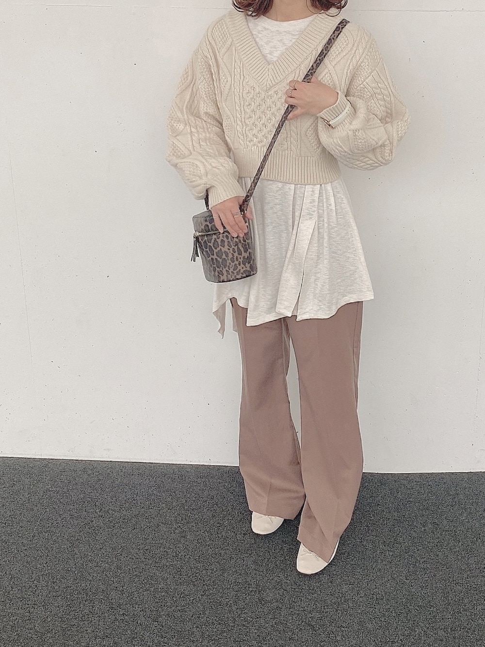 「パンツスタイル、レイヤードスタイル、ケーブルニット、ボリューム袖、ロンT、淡色コーデ、レオパード、バレエシューズ、ニット、消えそうな色コーデ」｜「Heatherの【レイヤード着にオススメ】イレヘムスラブロンＴ 895341（Tシャツ/カットソー、ホワイト系）」を使った、manaさん（レディース・159cm）の秋コーディネートの1枚目の写真