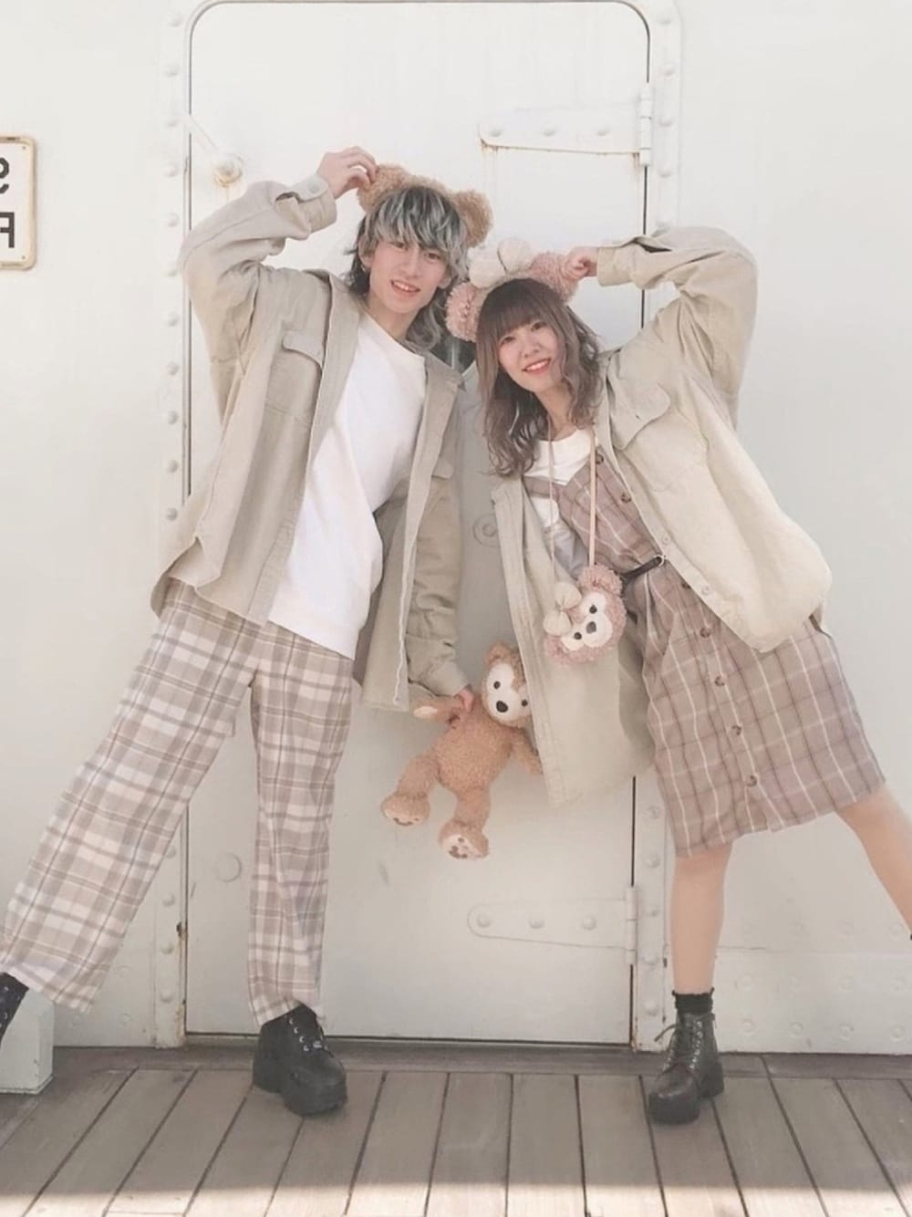 「カップルコーデ、シミラールック、テーマパーク、ディズニー、ディズニーコーデ、消えそうな色コーデ、ベージュコーデ、秋コーデ、GU、プチプラコーデ」｜「GUのアイテム（パンツ、ベージュ系）」を使った、manaさん（レディース・159cm）の秋コーディネートの1枚目の写真