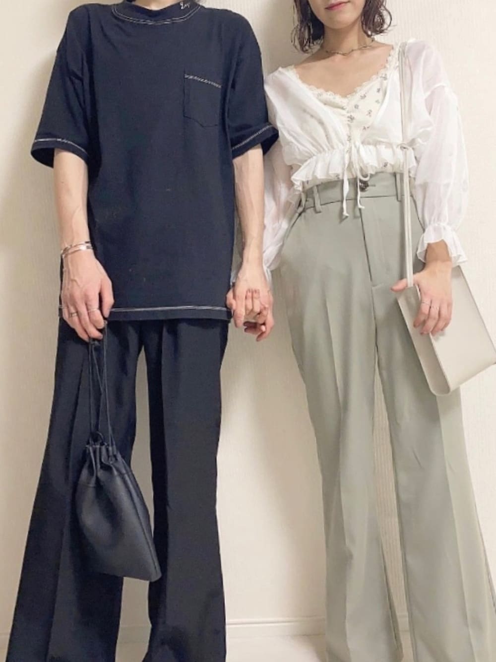 「カップルコーデ、カップル、シミラールック、ピスタチオ、スラックス、シアートップス、パンツスタイル、ラクチンコーデ、プチプラ、おしゃれさんと繋がりたい」｜「Heatherのスリムフィットスラックス2　872839（スラックス、グリーン系）」を使った、manaさん（レディース・159cm）の秋コーディネートの1枚目の写真