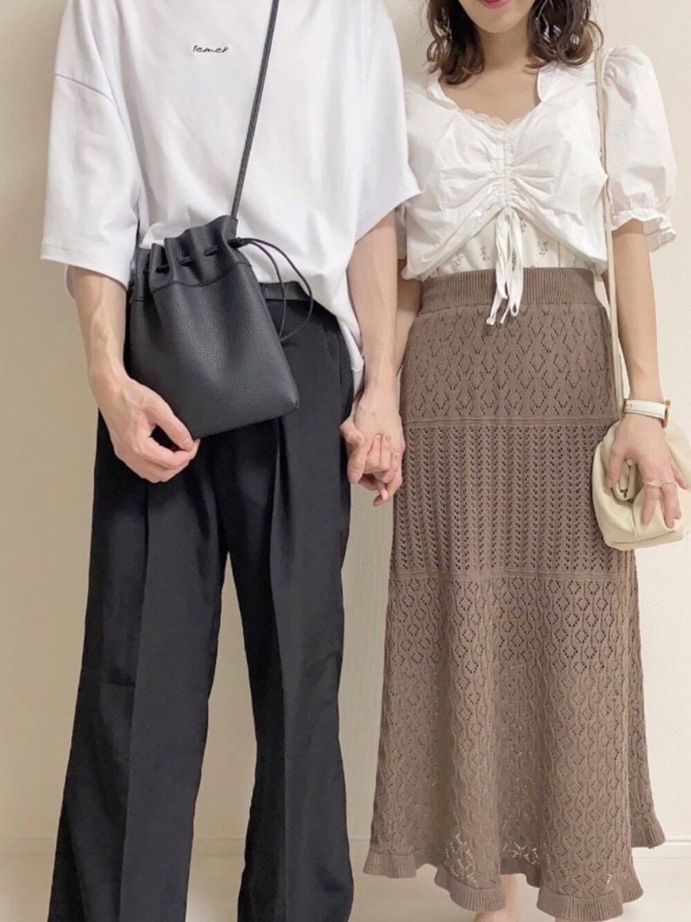 「シミラールック、カップルコーデ、モノトーンコーデ、ブラウンコーデ、チロルブラウス、ジーユー、白Tシャツ、巾着バッグ、ニットスカート、フォローミー」｜「remerの"remer"loose logo TEE/ "remer"ルーズロゴビッグT（Tシャツ/カットソー、ホワイト系）」を使った、manaさん（レディース・159cm）の夏コーディネートの1枚目の写真