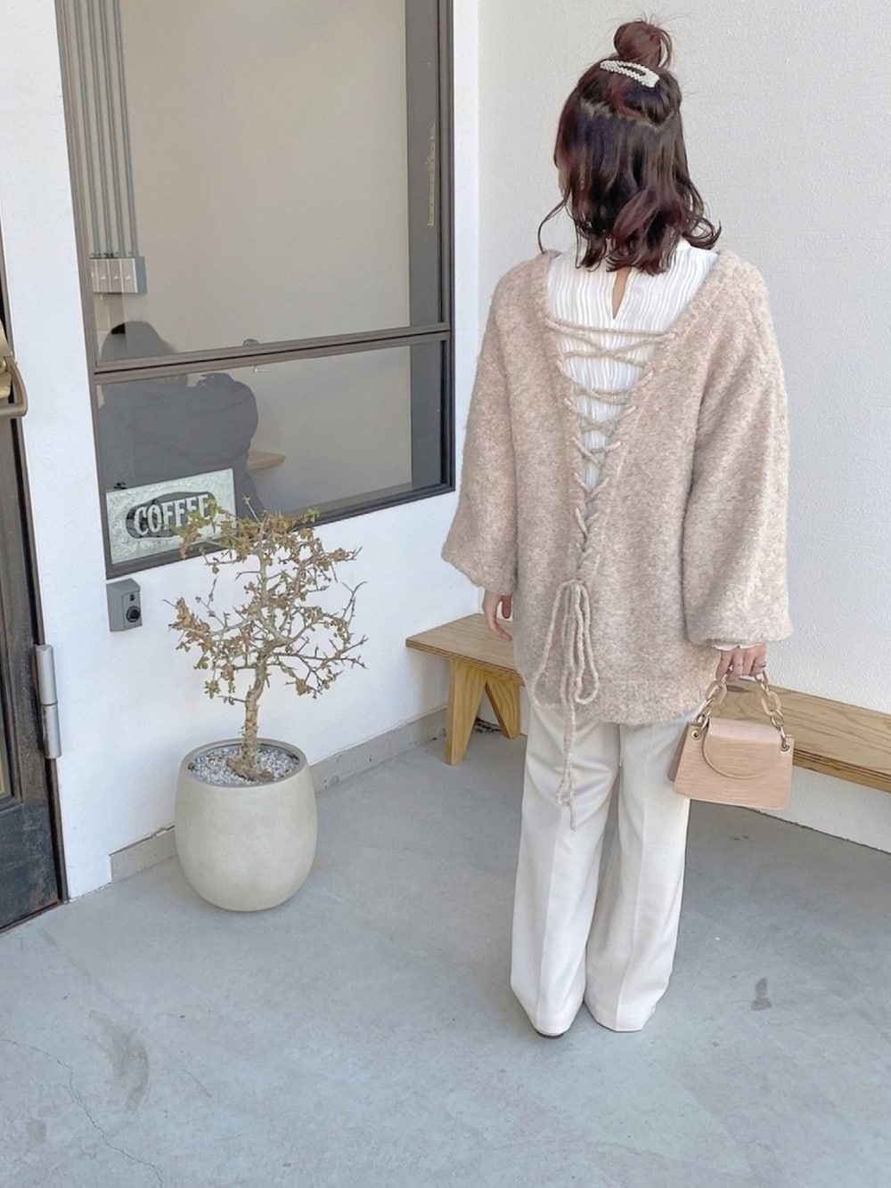 「ニットコーデ、淡色コーデ、バレエシューズ、ワントーンコーデ、お洒落さんとつながりたい、ミニバッグ、消えそうな色コーデ、スラックス、ベージュ、白パンツ」｜「HeatherのＢＡＣＫレースアップニット  921294（ニット/セーター、ベージュ系）」を使った、manaさん（レディース・159cm）の冬コーディネートの1枚目の写真