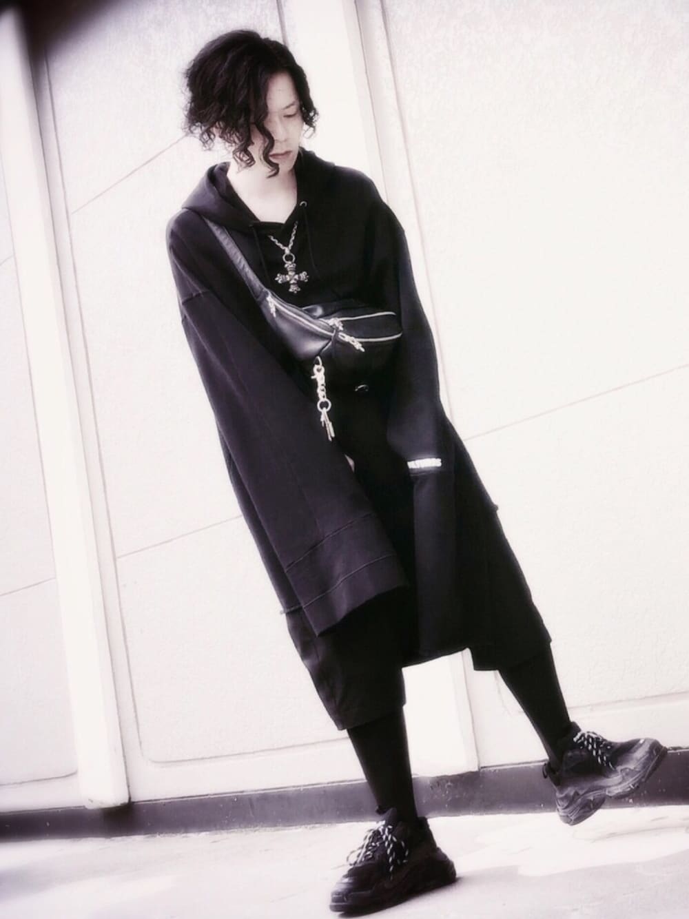 ブラック系のパーカー、ブラック系のパンツ、ブラック系のスニーカーを着用したメンズの春コーディネートの1枚目の写真