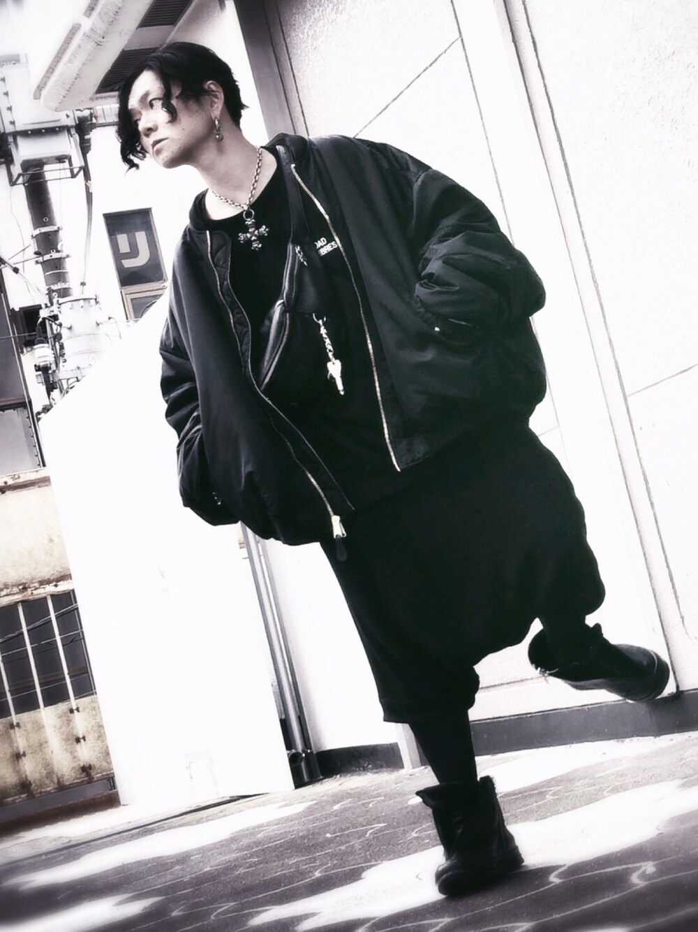 ブラック系のMA-1、ブラック系のスウェット、ブラック系のその他パンツを着用したメンズの冬コーディネートの1枚目の写真