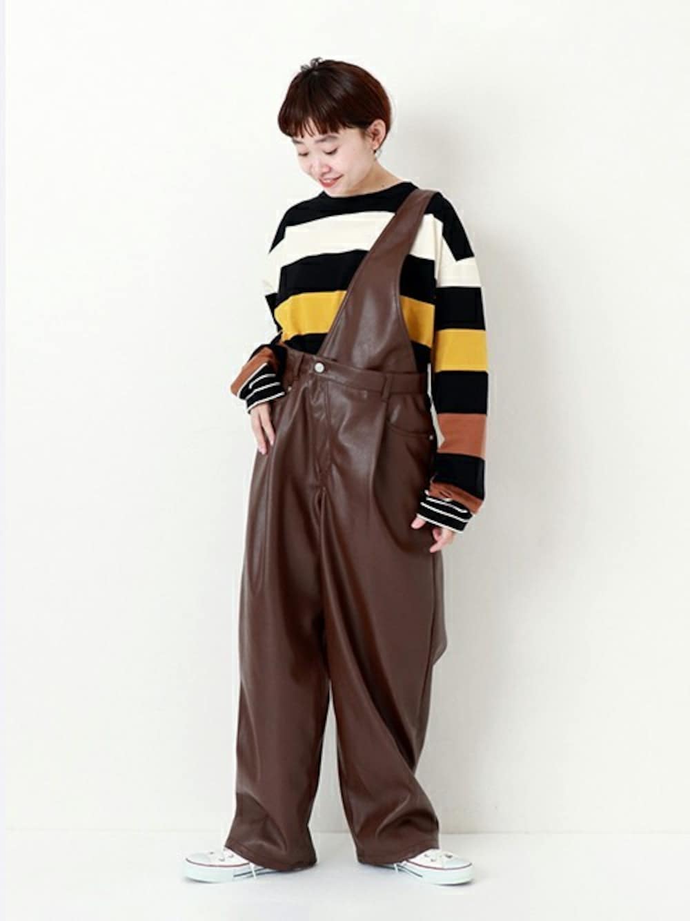 ブラウン系のサロペット/オーバーオール、イエロー系のTシャツ/カットソーを着用したレディースの冬コーディネートの1枚目の写真