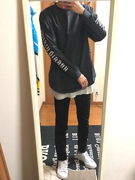 「袖プリント」｜「アイテム（デニムパンツ）」を使った、かなたにさん（メンズ・183cm）の春コーディネート