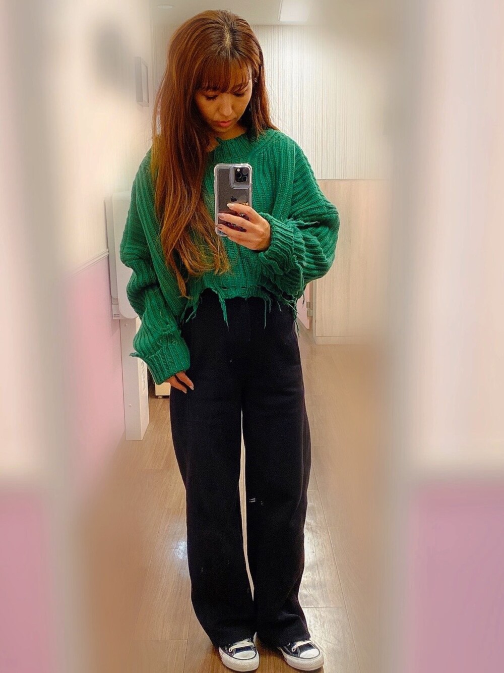 「オトナカジュアル、ニット、Diesel、ユニクロ、UNIQLO、スニーカー、converse」｜「DIESELのレディース ニット クロップドデストロイニット（ニット/セーター、グリーン系）」を使った、Rinさん（レディース・160cm）の冬コーディネートの1枚目の写真