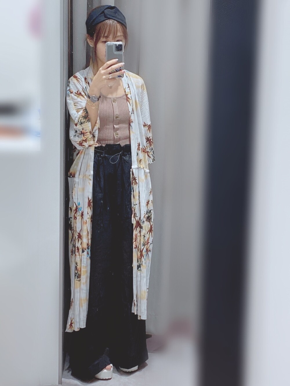 「ロングカーディガン、シアーパンツ、ヘアバンド、夏コーデ、スポサン、COTORICA.、ザラジョ、ZARA、SLY」｜「COTORICAのフロントボタンニットタンク（ニット/セーター、ブラウン系）」を使った、Rinさん（レディース・160cm）の夏コーディネートの1枚目の写真