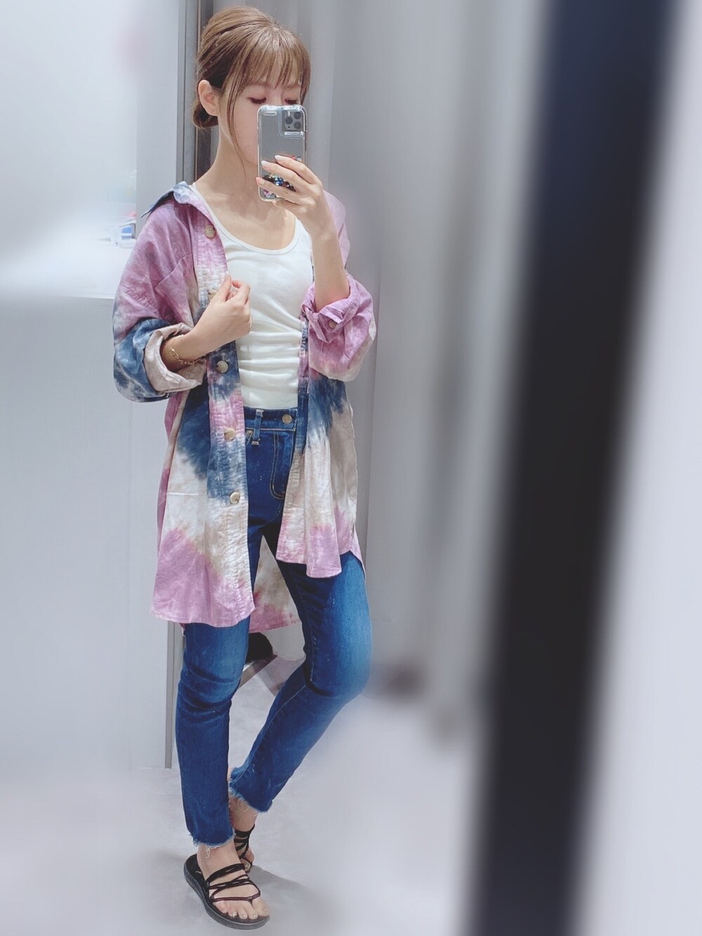 「タイダイ柄、フレイドヘム、Ungrid、teva、オーバーサイズ、オトナカジュアル、ootd、デニムパンツ」｜「COTORICAのTANKTOP（タンクトップ、ホワイト系）」を使った、Rinさん（レディース・160cm）の夏コーディネートの1枚目の写真