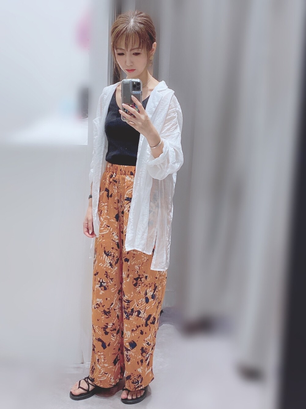 「ラクチンコーデ、シアーシャツ、柄パンツ、サテンパンツ、COTORICA.、BAYFLOW(BAYFLOW)、リボンゴム、ママコーデ、白シャツ、teva」｜「COTORICAのシアーオーバーシャツ（シャツ/ブラウス、ホワイト系）」を使った、Rinさん（レディース・160cm）の夏コーディネートの1枚目の写真