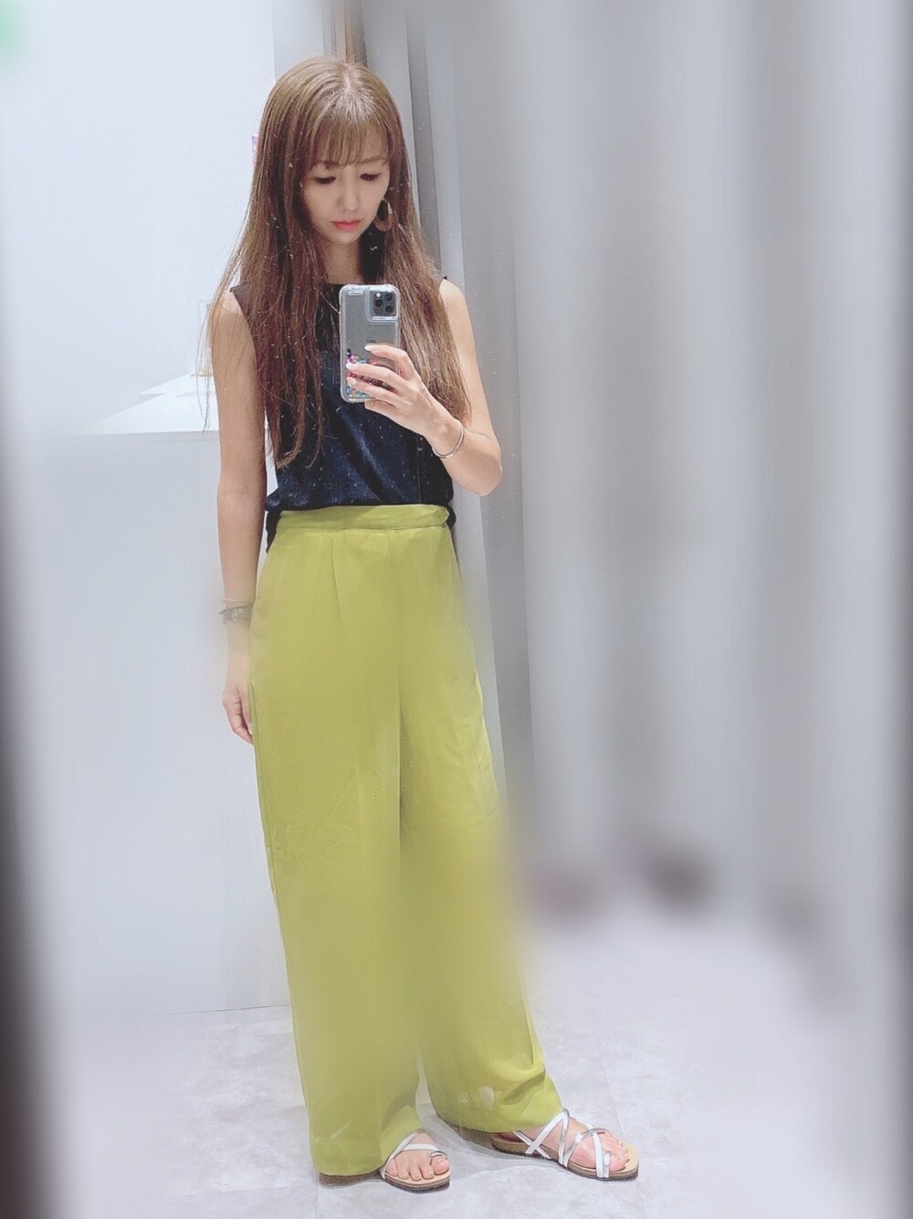 「夏コーデ、ママコーデ、シアーパンツ、PAGEBOY、シンプルコーデ、ワイドパンツ、大人カジュアル」｜「PAGEBOYのセンタープレスシアースラックス（スラックス、イエロー系）」を使った、Rinさん（レディース・160cm）の秋コーディネートの1枚目の写真