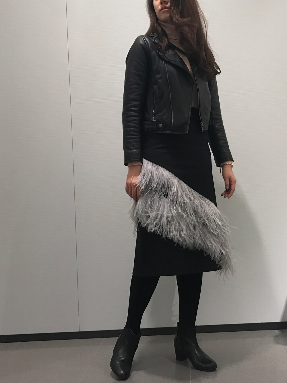 「ootd、outfit、black、フェザー、STYLE、ライダース、スカート、Lily Brown」｜「LE CIEL BLEUのアイテム（スカート、ブラック系）」を使った、Mona ♡さん（レディース・169cm）の春コーディネートの1枚目の写真