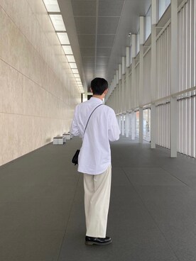 「UNIQLO+Jのアイテム（シャツ/ブラウス、ホワイト系）」を使った、Naotoさん（メンズ・185cm）の春コーディネート