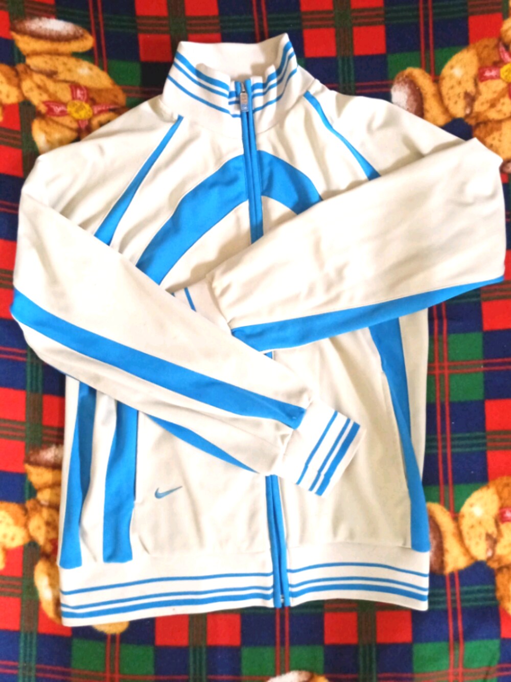 「NIKEのアイテム（スタジャン、ホワイト系）」を使った、DJPKPa.k.a.彭開朋さん（メンズ・160cm）の春コーディネートの1枚目の写真